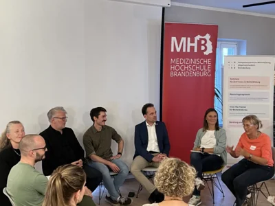 Hochkarätige Diskussion beim Brandenburgischen Hausärztinnen- und Hausärztekongress in Neuruppin - Gute medizinische Versorgung wird es nur mit gestärkten Hausarztpraxen geben (Bild vergr&ouml;&szlig;ern)