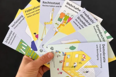 Anlässlich des Tages der Demokratie wird ab dem 15. September 2026 in OPR eine Ausstellung der Brandenburgischen Landeszentrale für politische Bildung in digitaler Form präsentiert. Dabei geht es darum, unsere freiheitlich-demokratische Grundordnung zu erklären und miteinander ins Gespräch zu kommen. © LK OPR