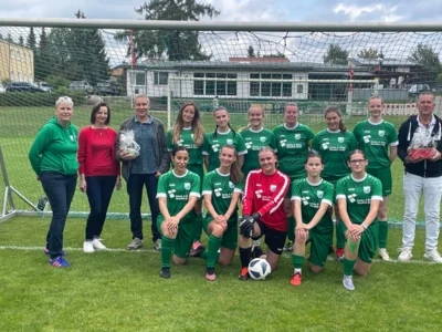 Frauenmannschaft Wandlitz mit Sponsoren