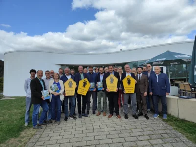 Die Mitglieder des Nationalparkbeirats und weitere Vertreterinnen und Vertreter aus Politik, Verwaltung, Fachwelt und Region bei der Sitzung am 10. September vor dem NationalparkZentrum Kellerwald. Im Mittelpunkt des Austauschs standen unter anderem der neue Nationalparkplan für den Erweiterungsbereich, die Ergebnisse der bundesweiten Evaluierung sowie das neue Waldbrandkonzept des Nationalparks.  v.l.n.r.: Daniel Feldmann, Achim Frede (beide Nationalpark Kellerwald-Edersee), Jörg Nitsch (BVNH), Stefan Lehrke (Bundesamt für Naturschutz (BfN)), Dr. Claudia Wulff (Uni Kassel - Vertreterin Fachgebiet Bildung), Martin Berthold (Kommunalwald Waldeck-Frankenberg GmbH), Matthias Biederbeck (Stadt Bad Wildungen), Mark Harthun (NABU Hessen), Stefan Veltum (Vertreter regionales Gewerbe), Heinrich Engelhard (Landesjagdverband Hessen), Manuel Schweiger (Nationalpark), Kristin Gampfer (Naturpark Kellerwald-Edersee) Simon Bruhn (Hess. Ministerium für Landwirtschaft und Umwelt, Weinbau, Forsten, Jagd und Heimat (HMLU)), Klaus Dieter Brandstetter (Vertreter örtlicher Fremdenverkehr), Frederik Westmeier (Nationalparkgemeinde Edertal), Tobias Rönitz (Nationalpark), Katharina Sabry (HMLU), Karsten Kalhöfer (Nationalparkgemeinde Vöhl), Alexander Köhler (Gemeinde Haina (Kloster)), Anja Frein (HMLU), Jason Chumtong (Hessische Staatskanzlei), Dr. Matthias Golbeck (Landesbehindertenbeauftragter Hessen), Olaf Hilscher (Gemeinde Bad Zwesten), Friedrich Schäfer (Vertreter örtliche Landwirtschaft) nicht auf dem Foto: Mark Weinmeister (Regierungspräsidium Kassel), Karl-Friedrich Frese (Landkreis Waldeck-Frankenberg), Heiko Manz (Gemeinde Jesberg), Inka Lücke (Nationalpark)  BILDQUELLE: Nationalpark Kellerwald-Edersee / Inka Lücke (Bild vergr&ouml;&szlig;ern)