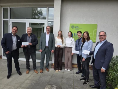 Foto: Landrat Alexander Erbert (3.v.l.) erkundigt sich im Rahmen der Unternehmensbesuche über die Gesundheitsversorgung in der Region beim Medizinischen Zentrum Lübbenau. Mit dabei sind Bürgermeister Helmut Wenzel, MZL-Geschäftsführerin Andrea Trunev, zwei künftige Medizinstudierende an der MUL-CT, Anika Franze vom Gesundheitscampus Lausitz, Lübbenaus Wirtschaftsförderer Hartmut Klauschk sowie der OSL-Wirtschaftsförderer Marcus Ott (v.r.n.l.). Quelle: Stadt Lübbenau/Spreewald/ Anja Brautschek-Hofmann (Bild vergr&ouml;&szlig;ern)