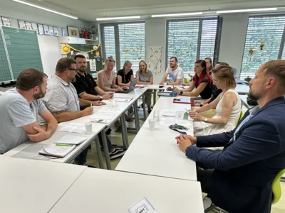 Foto: Mit Beginn des neuen Schuljahres ist das Pilotprojekt „Multiprofessionelles Team“ an der Regenbogen-Grundschule in Senftenberg gestartet. Die Projektbeteiligten haben sich im Vorfeld eng zur gemeinsamen Zusammenarbeit abgestimmt. Ein Treffen fand unter anderem noch vor dem Sommerferien mit Vertreterinnen und Vertreter der Schule, des Jugendamtes, des Hortes, der Elternschaft sowie der Schulleitung und Vertretern des freien Trägers Familienhilfe e. V. aus Finsterwalde, darunter den beiden Integrationspädagogen, statt. (Foto: LK OSL/Sarah Werner) (Bild vergr&ouml;&szlig;ern)
