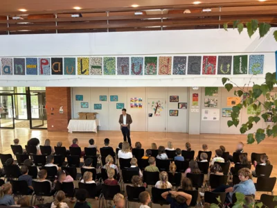 Erster Bürgermeister Nicolas Lahovnik heißt die neuen Erstklässlerinnen und Erstklässler der Jean-Paul-Grundschule willkommen.