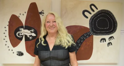 Silke Sautter-Walker vor ihren neuesten Kunstwerken mit Bildsprache der australischen Ureinwohner, die Bilder heißen „Lizard“ und „Wasserstelle“. Foto: Olaf Jahnke