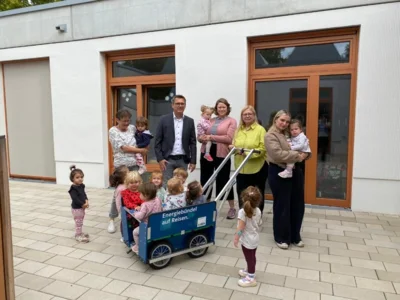 E.DIS Netz GmbH unterstützt Kita Kunterbunt in Kyritz mit neuem Krippenwagen