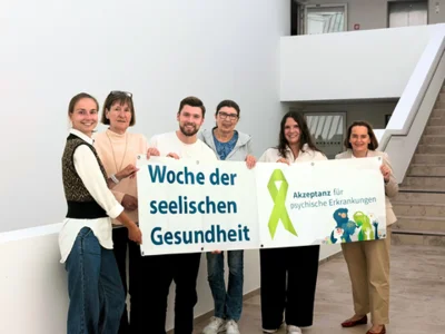Das Aktionsbündnis Seelische Gesundheit hat ein vielfältiges Programm auf die Beine gestellt. Ihm gehören unter anderem (v. l.) Bernadette Lange (Fachdienst Gesundheit, Kreis Nordfriesland), Maren Hay (ECKHUS), Sascha Schulz (Husumer Insel/ DIAKO Nordfriesland), Erika Schulz (Brücke Schleswig-Holstein), Johanna Peters (Brücke Schleswig-Holstein) und Simone Hansen-Zobel (DAK-Gesundheit) an. © Kreis Nordfriesland
