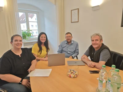 (vo links nach rechts): die Jury um Jana Graef von der Stadtverwaltung,  Bürgermeisterin Karoline Fritz-Ertlmaier, Martin Rank und Ritsch Ermeier vom Bündnis Bunte Hallertau (Bild vergr&ouml;&szlig;ern)
