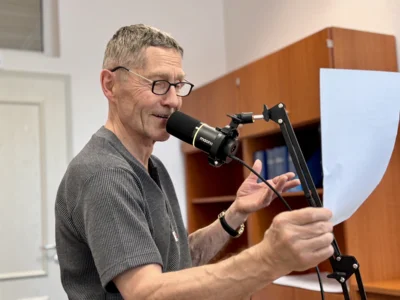 Ab dem 21. September 2026 hält eine der wohl markantesten Synchronstimmen Einzug in den Wittenberger Busverkehr: Schauspieler und Synchronsprecher Udo Schenk I Foto: Landkreis Prignitz (Bild vergr&ouml;&szlig;ern)