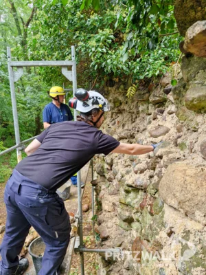 Mit einem speziellen Kalkmörtel sicherten die KulturGutRetter die Rückwand der Burgruine im Gutspark von Mesendorf. Foto: Stadt Pritzwalk (Bild vergr&ouml;&szlig;ern)