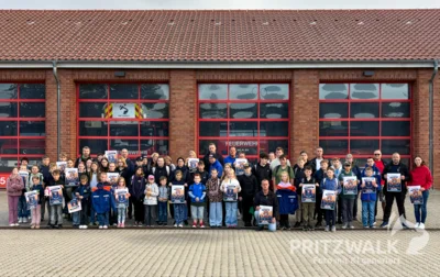 Vor ihrer Abfahrt zum Tag der offenen Tür der Leitstelle Potsdam präsentierten sich die Jugendfeuerwehrmitglieder mit ihrem Dankeschön-Plakat. Foto: Stadt Pritzwalk (Bild vergr&ouml;&szlig;ern)