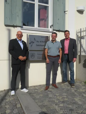 von links: Bürgermeister Matthias Mahler, Musikschulleiter Günter Schaumberger und Bürgermeister Ben Matthes vor dem Musikschulgebäude in Zusmarshausen. / Foto: Markt Zusmarshausen (Bild vergr&ouml;&szlig;ern)