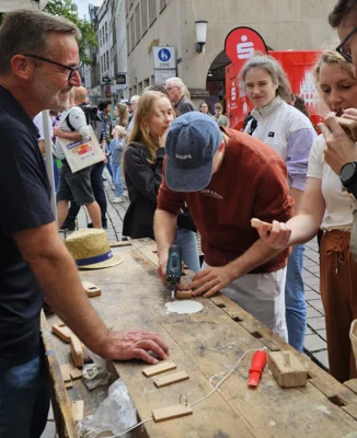 Handwerk hautnah erleben: Unter Anleitung der Tischlerprofis entstehen Schlüsselanhänger und Flaschenöffner (Bild vergr&ouml;&szlig;ern)