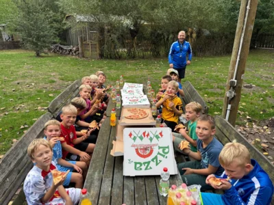Die F- und E-Junioren der SG Deutzen/Neukieritzsch/Lobstädt beim Frühstück!