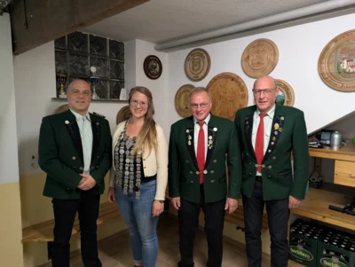 Der Vorsitzende der Bergschützen Schwaben, Alexander Haimerl (v.l.), mit Schützenkönigin Lisa Brem, erstem Ritter Ludwig Schötz und zweitem Ritter Stephan Brunner.