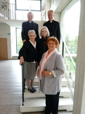 Helga Schnitzbauer (v.r.) überbrachte als Vorsitzende der AG der Frauen- und Müttervereine Glückwünsche an den Jubelverein mit Vorsitzender Ursula Reitmeier.