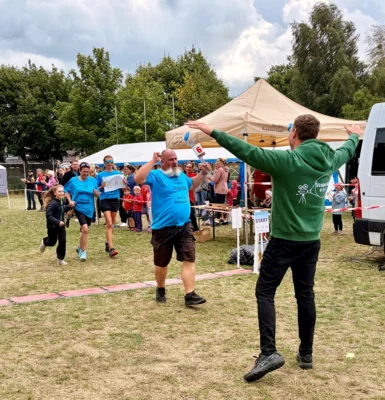 Erschöpft aber glücklich: Wett-Sieger TRECKER MAIK kommt ins Ziel (Bild vergr&ouml;&szlig;ern)