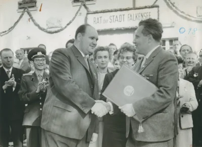 7. Oktober 1961: Unser Bild zeigt Falkensees damaligen Bürgermeister Gerhard Buchholz bei der Übergabe der Urkunde der Stadtrechte durch den ersten Stellvertreter des Bezirksvorsitzenden des Bezirkes Potsdam, Herrn Zeiske (Foto: Archiv Museum, Ulrich Zielke).
