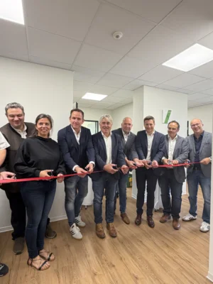 Erster Bürgermeister Nicolas Lahovnik (3. von rechts) freute sich gemeinsam mit den Mitarbeitern des neuen Wunsiedler Standorts, den Geschäftsführern der LBD und den zuständigen Kanzleileitern über die Eröffnung der neuen Kanzlei in Wunsiedel.