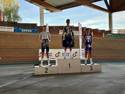Friedrich Bierwerth (HSG Uni Greifswald) gewinnt den dritten Platz im Omnium, hinter Arne Weisser (VfR Büttgen) und Malter Maier (RSV Götting-Bruckmühl) (Bild vergr&ouml;&szlig;ern)