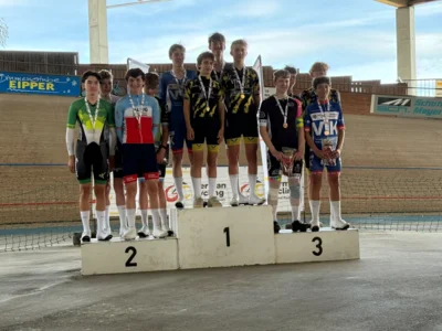 Das Doppelpdium der männlichen U15/U17 Madison-Rennen. Adam Hagemann und Friedrich Bierwerth auf Platz 3 (v.r.), Levy Weinerth und Jasper Carls auf Platz 1 (hintere Reihe). Foto: Philipp Vogelgesang (Bild vergr&ouml;&szlig;ern)