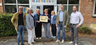 Spendenübergabe an den Förderverein der Melanchthon Grundschule (v. l.  Christoph Uckelmann, Geschäftsführerin Melanie Lohmann, Schulleiterin Anke Diekmann, Konrektorin Sabrina Graf-von Veh, Ehrenobermeisterin Brigitta Hagemann, Obermeister Dietmar Reers, und Vorstandsmitglied Thomas Brandt) (Bild vergr&ouml;&szlig;ern)