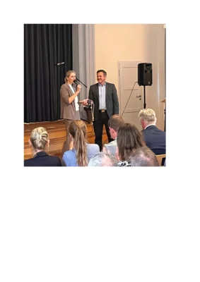 Schlüsselübergabe durch den Amtsvorsteher Herrn Fynnau an die Schulleiterin Frau Schünemann (Bild vergr&ouml;&szlig;ern)