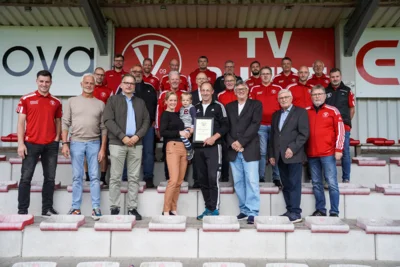 Zur Ehrung versammelten sich die Fußballsparte, Vertreter des NFV, der TV-Vorstand sowie geladene Gäste auf der Tribüne. (Bild vergr&ouml;&szlig;ern)