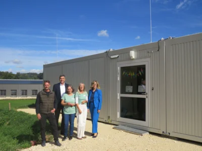 Von links: Marktbaumeister Peter Finkenzeller, Erster Bürgermeister und Schulverbandsvorsitzender Ben Matthes, Leiterin der Mittagsbetreuung Jeannette Schlag, stellv. Leiterin Angelika Lösch und Schulleiterin Daniela Wörle vor der neuen Containeranlage / Markt Zusmarshausen (Bild vergr&ouml;&szlig;ern)
