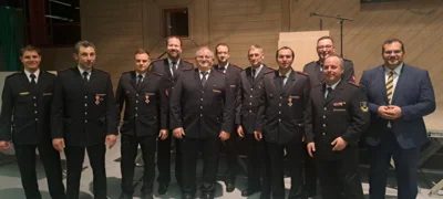 Von links nach rechts: Christoph Henle (stellvertretender Kommandant), Daniel Kächele, Markus Kreiß, Christian Meisen, Christian Henseler, Bernd Gepperth, Ernst Köpf, Alexander Vogt, Herbert Bosch (Kommandant), Christian Egger (Stellv. Kreisverbandsvorsitzender), Daniel Salemi (Bürgermeister) (Bild vergr&ouml;&szlig;ern)