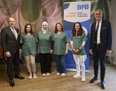 Staatssekretär Ingo Behnel und BFB-Präsident Dr. Stephan Hofmeister informierten sich im Rahmen des „Sommers der Berufsausbildung“ über die Ausbildung Medizinischer Fachangestellter und darüber, warum sinkende Grundkompetenzen zur Gefahr für die berufliche Bildung werden.