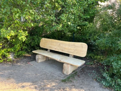 Neue Bänke für den Schulhof