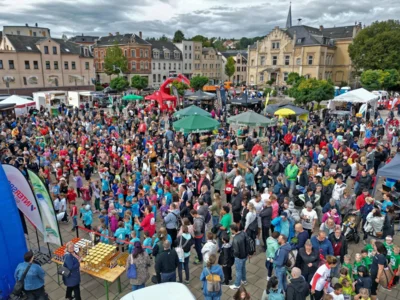 Der Marktplatz war bereits zum Warm-Up gut gefüllt. © Ralph Köhler (Bild vergr&ouml;&szlig;ern)