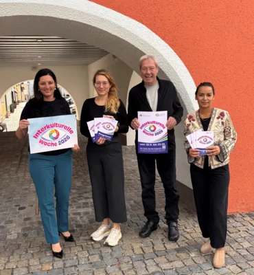 Freuen sich auf viele Besucher und auf viele schöne Begegnungen: (von links) Bürgermeisterin Karoline Fritz-Ertlmaier, Christina Erhard, Integrationslotsin des Landkreises Kelheim, Joachim Tschacher von Sea-Eye Mainburg und Gamze Caglar, Integrationsreferentin der Stadt Mainburg (Bild vergr&ouml;&szlig;ern)