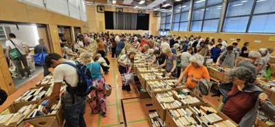Viele Bücher, viele Besucher und jede Menge Schnäppchen - Bücherflohmarkt 2026 (Bild vergr&ouml;&szlig;ern)