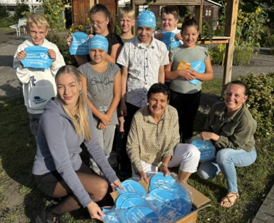Das kann sich SEEN-lassen: Übergabe an die Förderschule Hand in Hand durch Thérés Wurzler, Projektkoordinatorin des Netzwerks Barrierefrei im Lausitzer Seenland (li.), Kathrin Winkler, Geschäftsführerin des Tourismusverbandes Lausitzer Seenland (Mitte) sowie Lydia Wohlsdorf, Amtsleiterin des Schulverwaltungs- und Kulturamtes des Landkreises OSL (r.). (Foto: LK OSL/Marlen Weser). (Bild vergr&ouml;&szlig;ern)