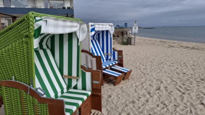 Nehmen Sie gern Platz: Offene Strandkörbe laden noch bis Mitte Oktober zum Durchschnaufen ein (Foto: Stadt Wyk Andreas Hansen)