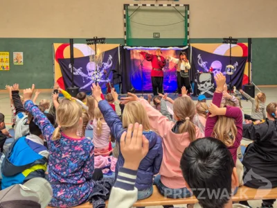 Holten die Pritzwalker Kinder hervorragend ab: Käpt’n Jack (r.) und Steuermann Bill von der Kinderliedbühne. Foto: Stadt Pritzwalk (Bild vergr&ouml;&szlig;ern)