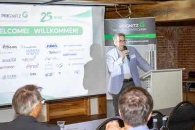 Dr. Oliver Hermann überbrachte dem Unternehmen persönlich die Glückwünsche der Stadt I Foto: Prignitz Mikrosystemtechnik (Bild vergr&ouml;&szlig;ern)