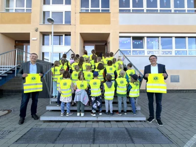 Warnwesten für die Schulanfänger in Kaulsdorf (Bild vergr&ouml;&szlig;ern)