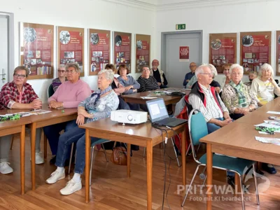 Das Interesse an Informationen über den Leuchtturm für den Katastrophenfall war bei den Pritzwalker Seniorinnen und Senioren groß. Foto: Stadt Pritzwalk (Bild vergr&ouml;&szlig;ern)