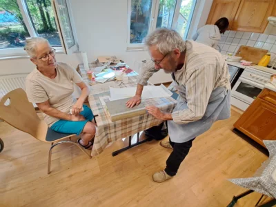 Fast wie neu - Martin Jösel kümmert sich um Lieblingsbücher (Foto: S. Hoog)