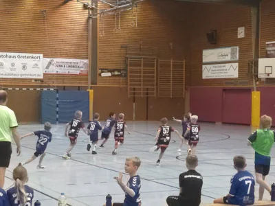 F-Jugend mit Spaß am Spiel (Bild vergr&ouml;&szlig;ern)