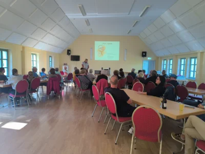 Gut gefüllte Saal im Gemeindehaus Cammer