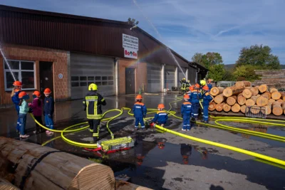 Herbstabschlussübung der Jugend- und Bambinifeuerwehr (Bild vergr&ouml;&szlig;ern)