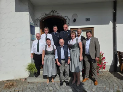 Hermann Muhr (Mitte) feierte seinen Geburtstag und konnte Glückwünsche von Bürgermeister Andreas Eckl (v.r.), Pfarrer Werner Konrad sowie Vereinsvertretern der Freiwilligen Feuerwehr Ruhmannsdorf und der Schloßschützen Krailing entgegennehmen.