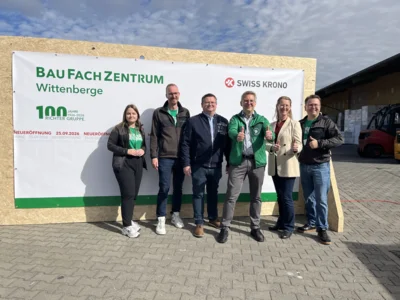Bürgermeister Dr. Oliver Hermann (3.v.r), TGZ-Geschäftsführerin Sandra Perabo (2.v.r) und LAGA-Geschäftsführer Lars Wirwich (3.v.I) gratulierten Standortleiter Stefan Johne (r) und dem Team des Baufachzentrum Wittenberge I Foto: Corinna Woith (Bild vergr&ouml;&szlig;ern)