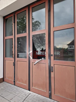 Durch das Zerstören einer Scheibe gelangte der oder die Täter ins Feuerwehrgebäude in der Buckower Straße. Foto: Stadt Calau / Babenz (Bild vergr&ouml;&szlig;ern)