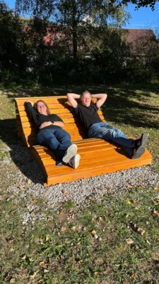 Die neue Relax-Liege am Sportplatz Steinekirch wird gerne genutzt. / Fotograf: Schützenverein Steinekirch (Bild vergr&ouml;&szlig;ern)