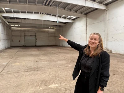 1.	Maria-Josephine Bock, Koordinatorin Bau & temporäre Infrastruktur bei der Landesgartenschau 2027 in der künftigen Blumenhalle I Foto: Martin Ferch (Bild vergr&ouml;&szlig;ern)