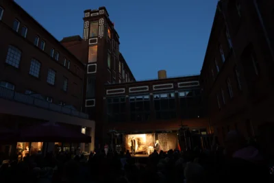 Pritzwalker Gymnasiastinnen und Gymnasiasten zeigten bei der Museumsnacht Episoden aus der Stadtgeschichte. Foto: Museumsfabrik Pritzwalk (Bild vergr&ouml;&szlig;ern)